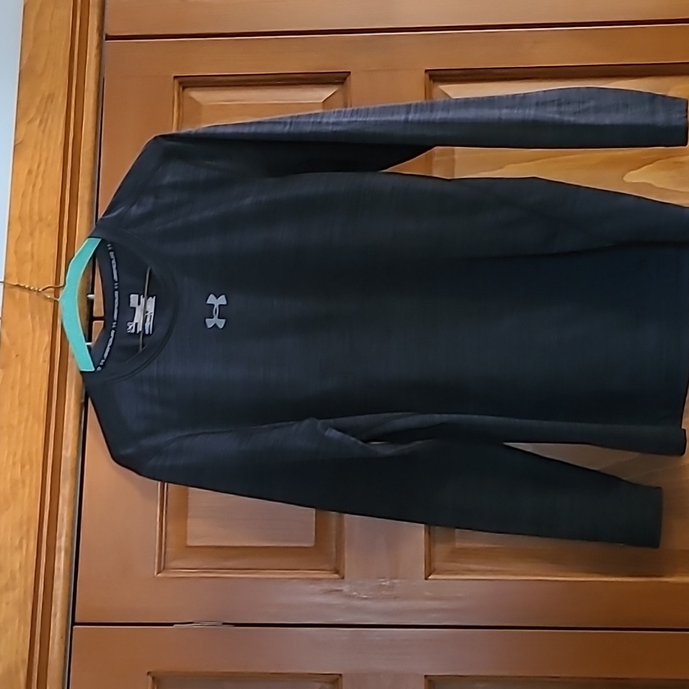 Under armour cold gear top.  Size L Unisex